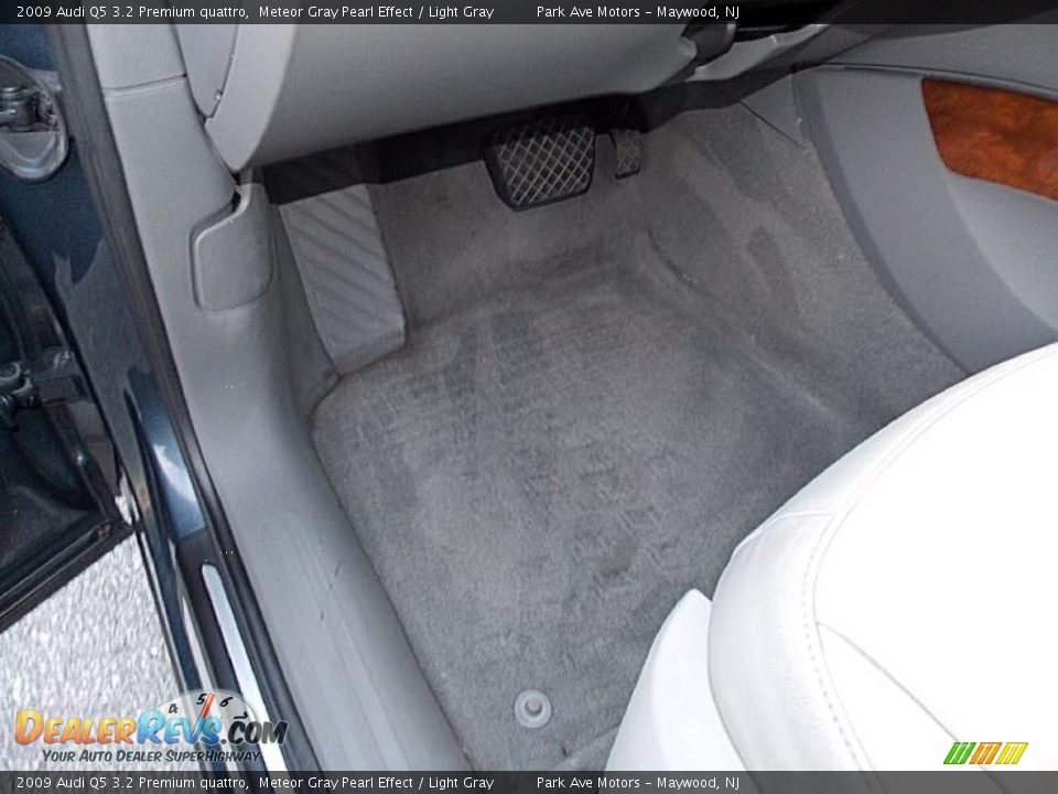 2009 Audi Q5 3.2 Premium quattro Meteor Gray Pearl Effect / Light Gray Photo #15