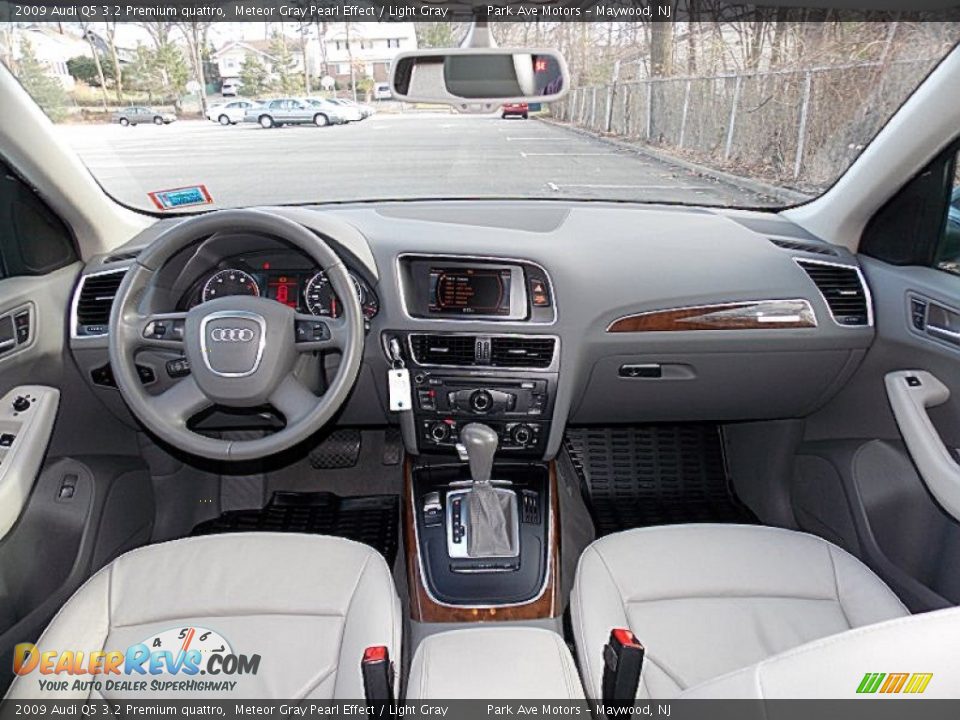 2009 Audi Q5 3.2 Premium quattro Meteor Gray Pearl Effect / Light Gray Photo #16