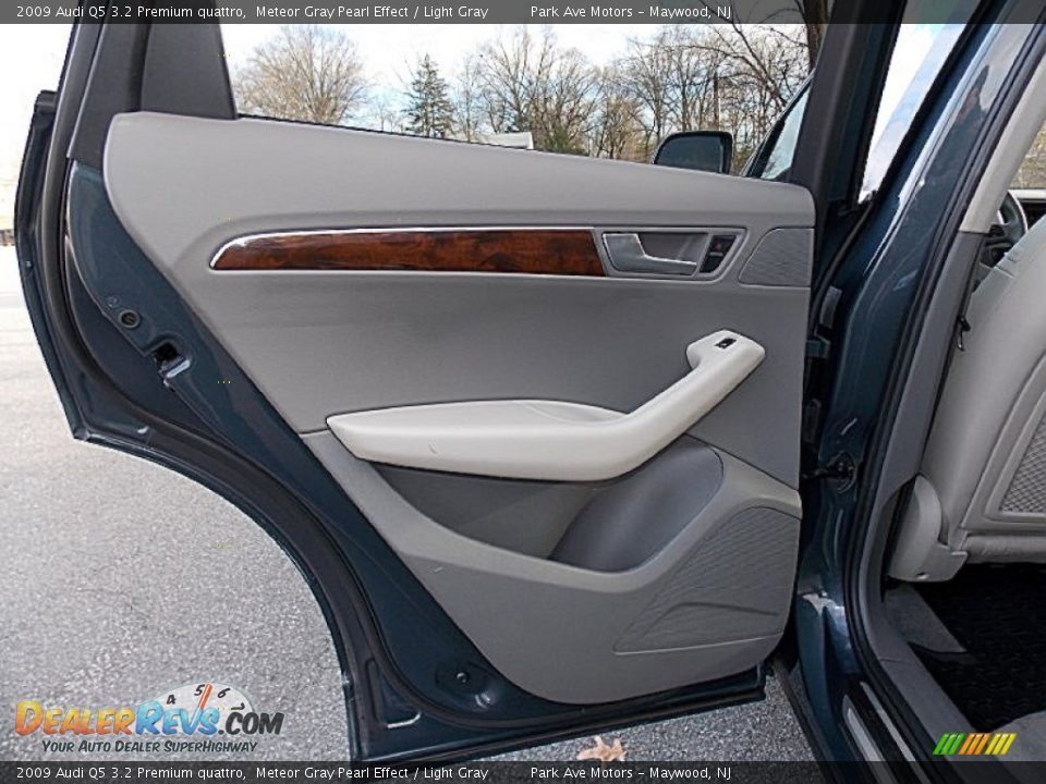 2009 Audi Q5 3.2 Premium quattro Meteor Gray Pearl Effect / Light Gray Photo #17