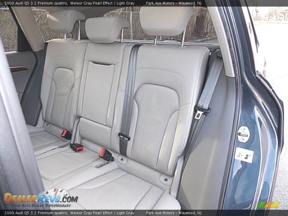 2009 Audi Q5 3.2 Premium quattro Meteor Gray Pearl Effect / Light Gray Photo #18