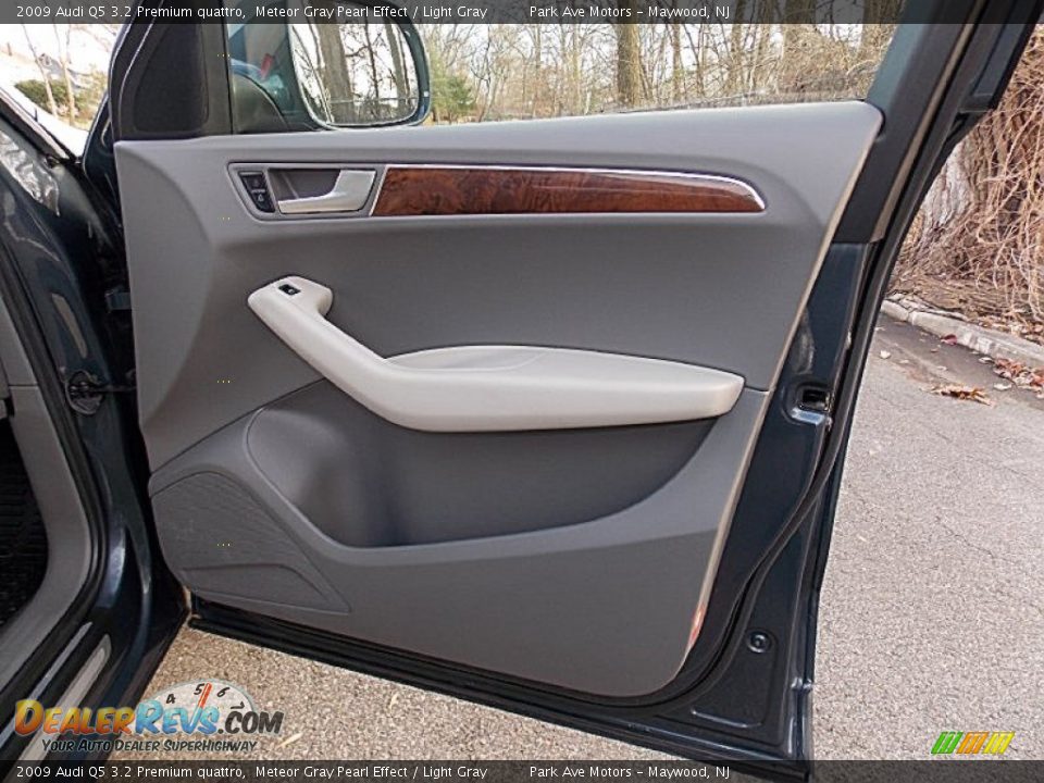 2009 Audi Q5 3.2 Premium quattro Meteor Gray Pearl Effect / Light Gray Photo #20