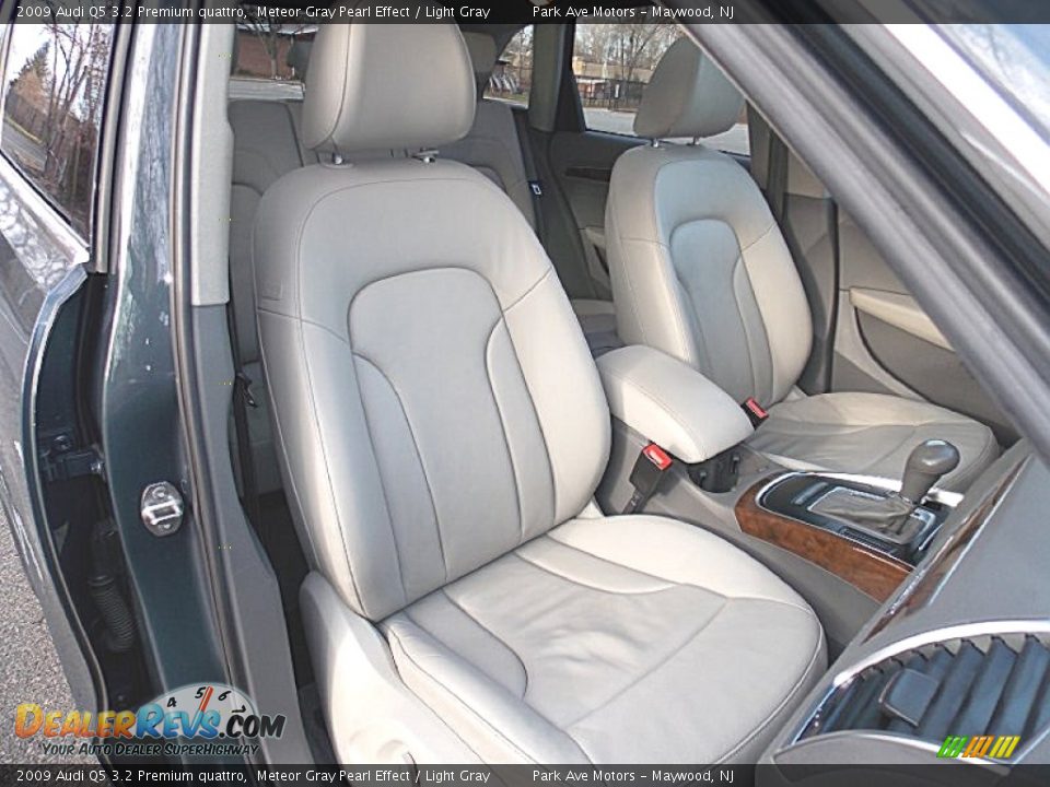 2009 Audi Q5 3.2 Premium quattro Meteor Gray Pearl Effect / Light Gray Photo #21