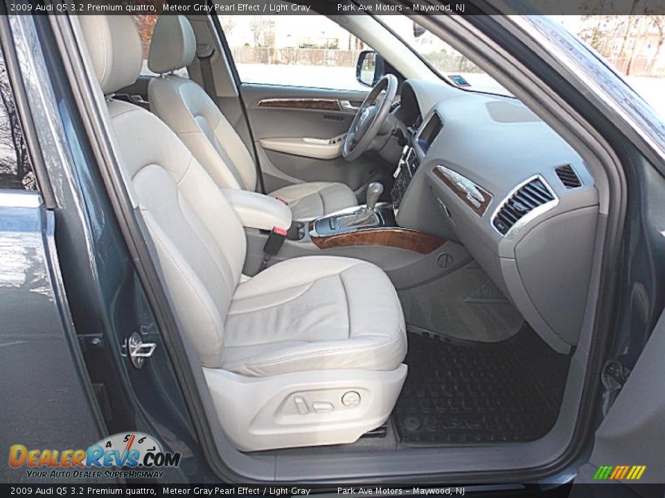 2009 Audi Q5 3.2 Premium quattro Meteor Gray Pearl Effect / Light Gray Photo #22
