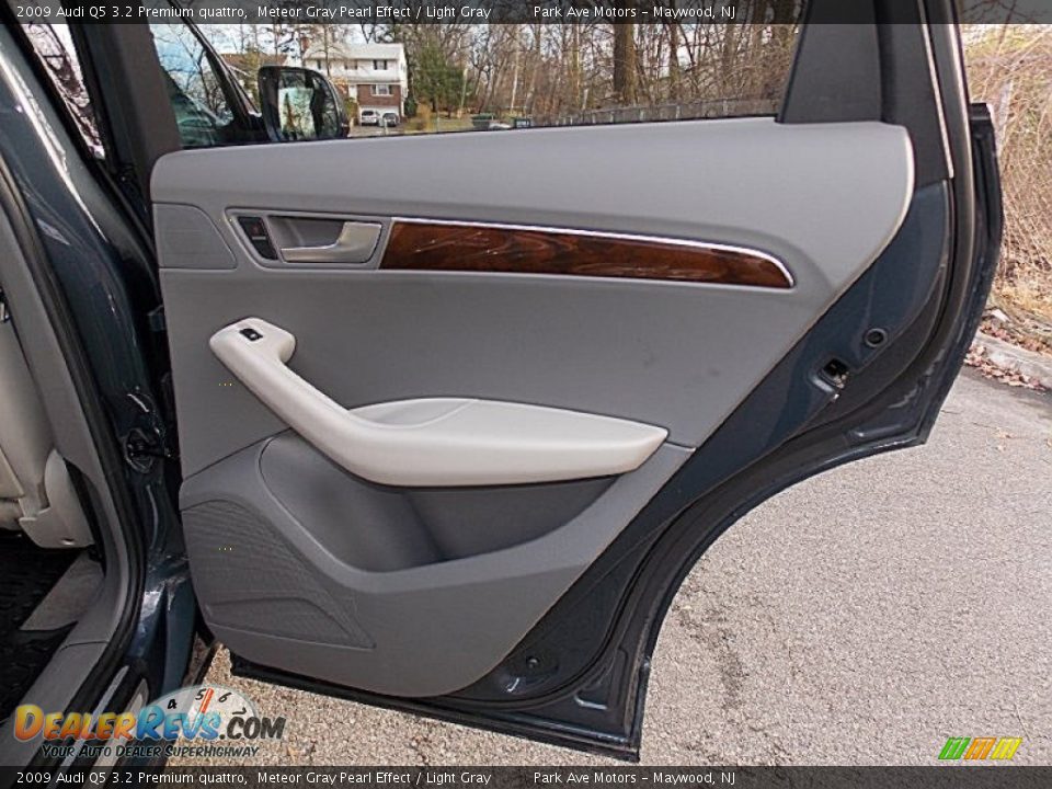 2009 Audi Q5 3.2 Premium quattro Meteor Gray Pearl Effect / Light Gray Photo #24