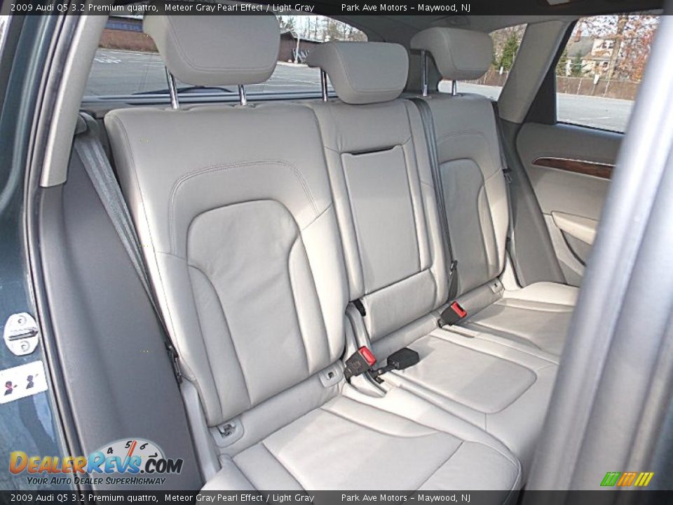 2009 Audi Q5 3.2 Premium quattro Meteor Gray Pearl Effect / Light Gray Photo #25