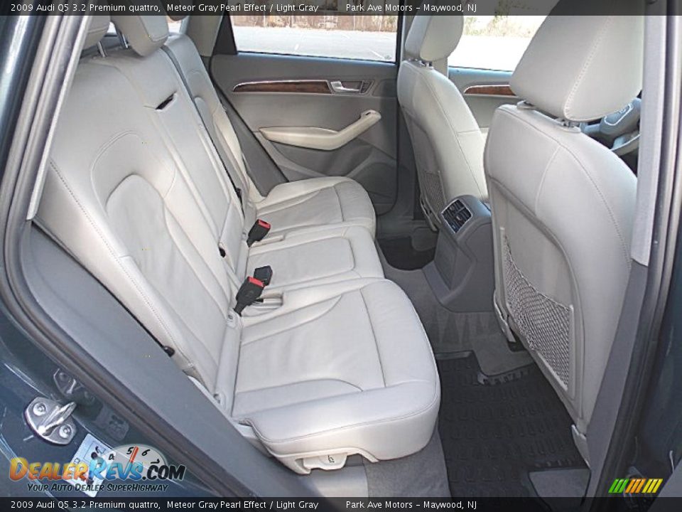 2009 Audi Q5 3.2 Premium quattro Meteor Gray Pearl Effect / Light Gray Photo #26