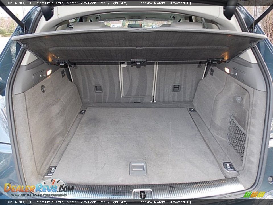 2009 Audi Q5 3.2 Premium quattro Meteor Gray Pearl Effect / Light Gray Photo #27