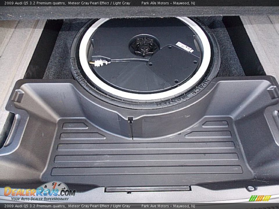 2009 Audi Q5 3.2 Premium quattro Meteor Gray Pearl Effect / Light Gray Photo #28