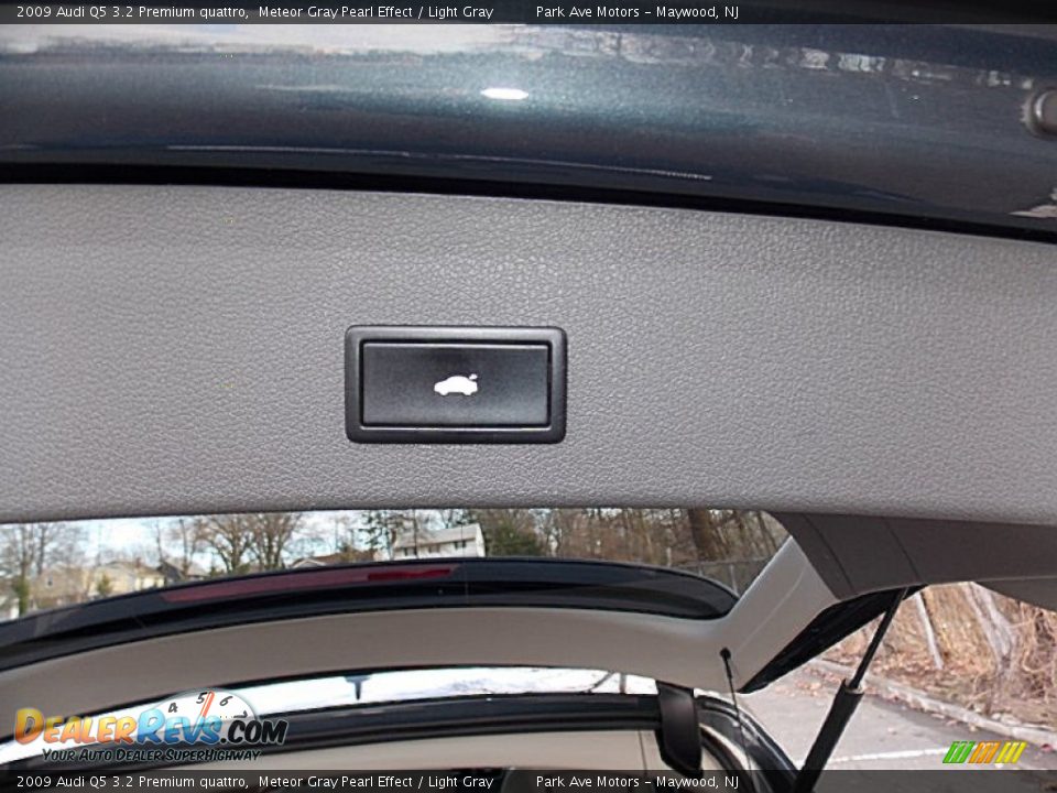 2009 Audi Q5 3.2 Premium quattro Meteor Gray Pearl Effect / Light Gray Photo #29