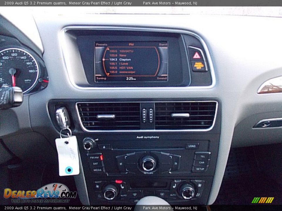 2009 Audi Q5 3.2 Premium quattro Meteor Gray Pearl Effect / Light Gray Photo #32