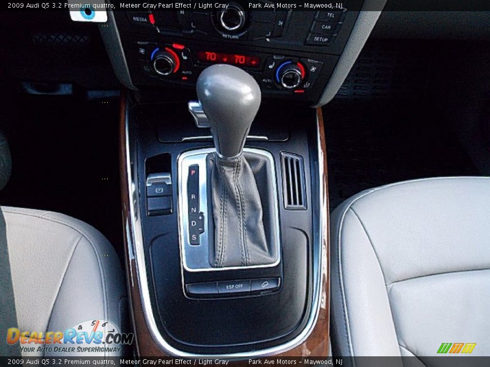 2009 Audi Q5 3.2 Premium quattro Meteor Gray Pearl Effect / Light Gray Photo #35
