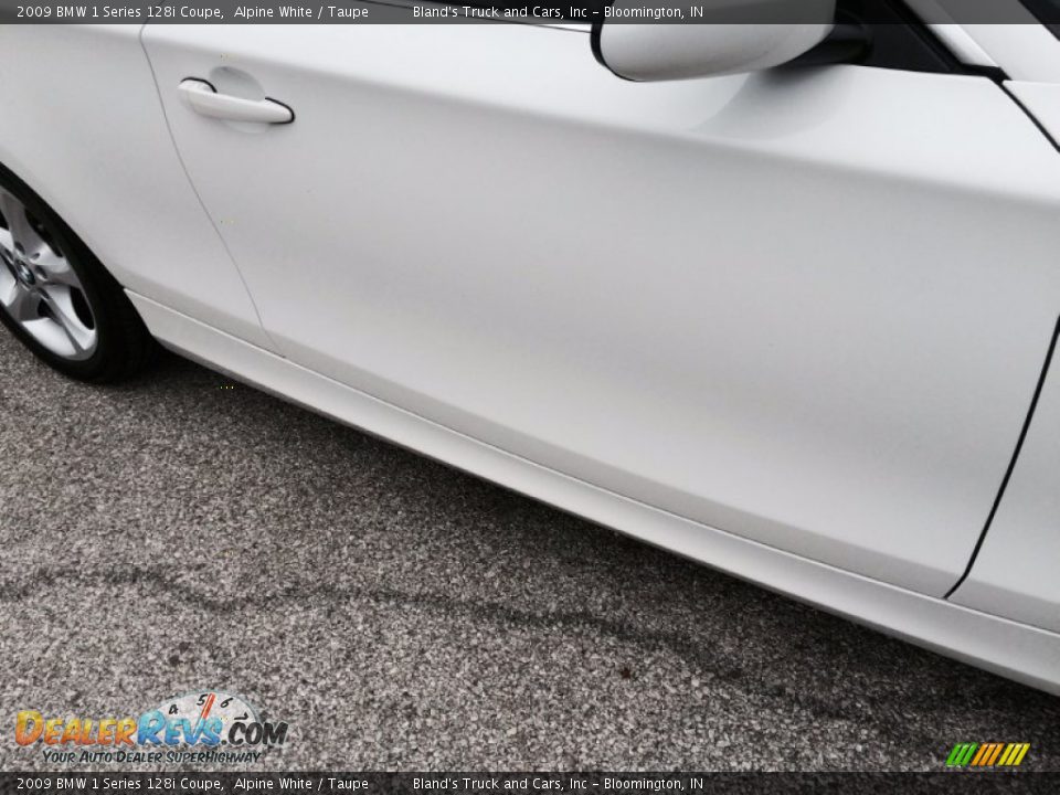 2009 BMW 1 Series 128i Coupe Alpine White / Taupe Photo #29