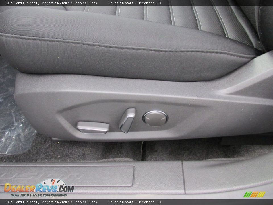 2015 Ford Fusion SE Magnetic Metallic / Charcoal Black Photo #24