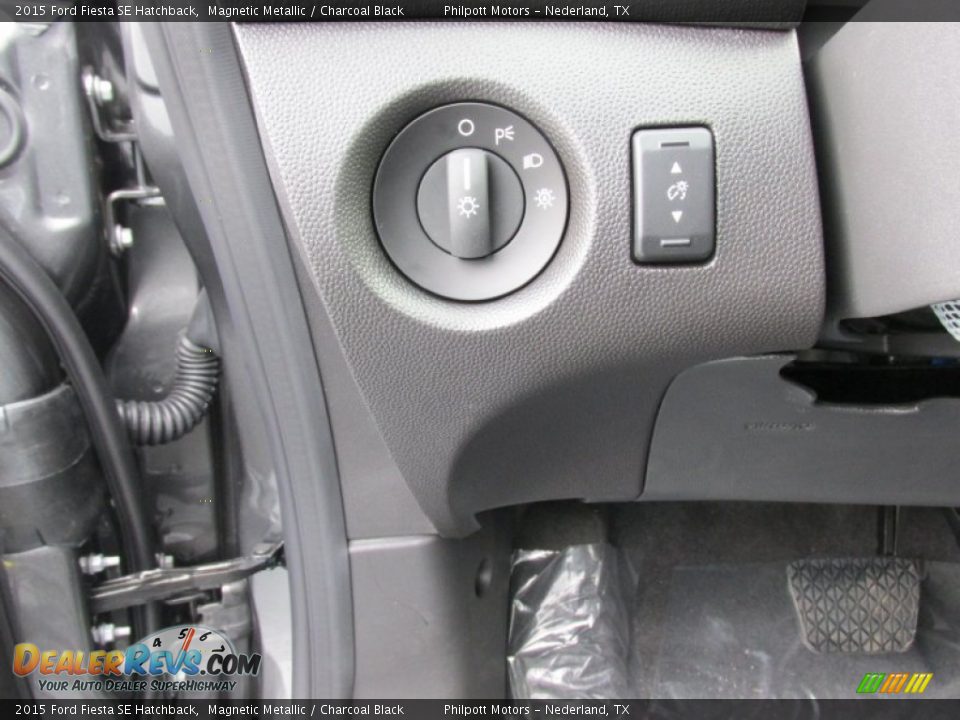 2015 Ford Fiesta SE Hatchback Magnetic Metallic / Charcoal Black Photo #32