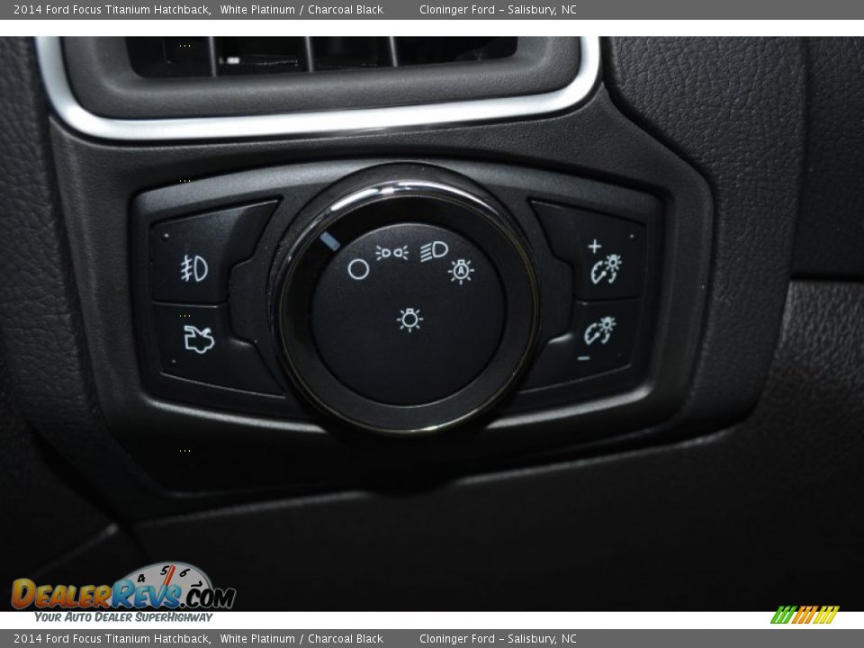 2014 Ford Focus Titanium Hatchback White Platinum / Charcoal Black Photo #28