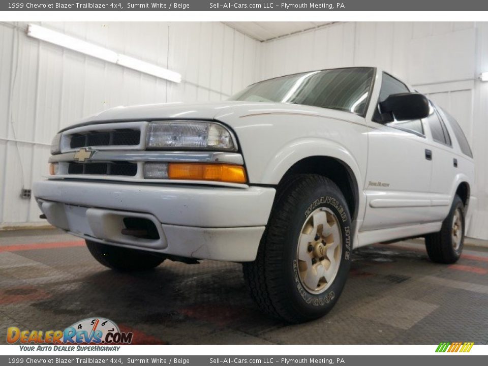 Front 3/4 View of 1999 Chevrolet Blazer Trailblazer 4x4 Photo #3