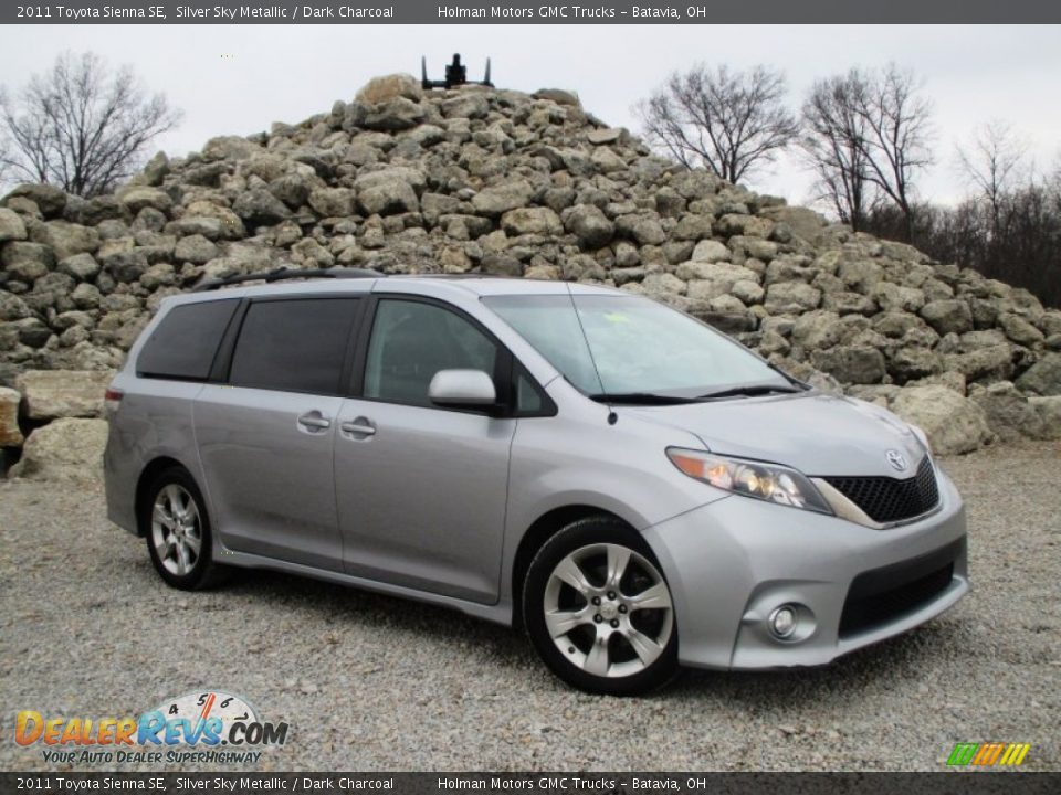 Front 3/4 View of 2011 Toyota Sienna SE Photo #1