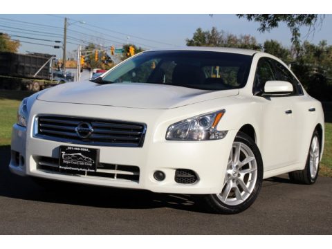 Pearl White Nissan Maxima 3.5 S.  Click to enlarge.