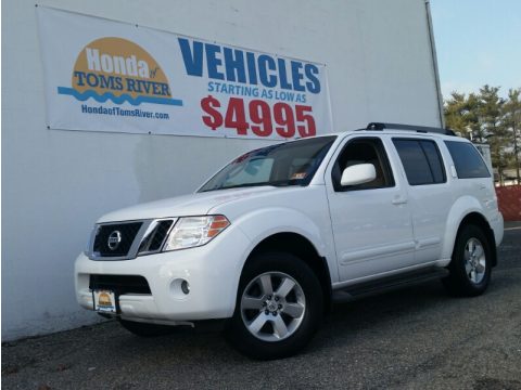 White Frost Nissan Pathfinder SE 4x4.  Click to enlarge.