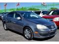 Front 3/4 View of 2006 Volkswagen Jetta 2.5 Sedan #4