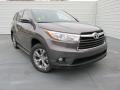 Front 3/4 View of 2015 Toyota Highlander LE #1