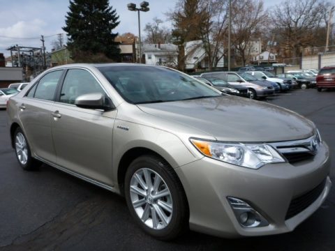 Creme Brulee Metallic Toyota Camry Hybrid XLE.  Click to enlarge.