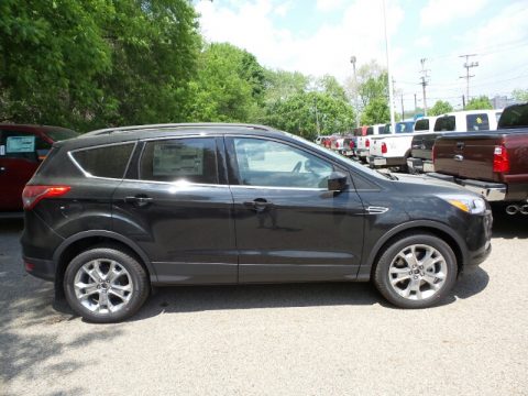 Tuxedo Black Metallic Ford Escape SE 4WD.  Click to enlarge.