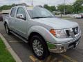 Front 3/4 View of 2010 Nissan Frontier LE Crew Cab 4x4 #3