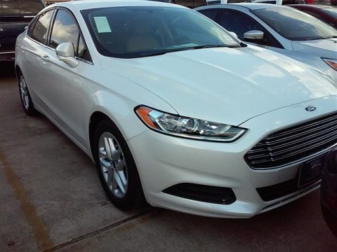 White Platinum Tri-Coat Metallic Ford Fusion SE.  Click to enlarge.