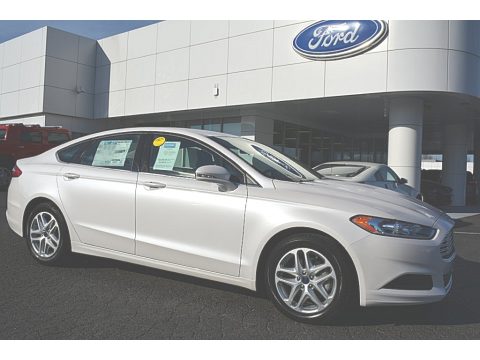 White Platinum Tri-Coat Metallic Ford Fusion SE.  Click to enlarge.