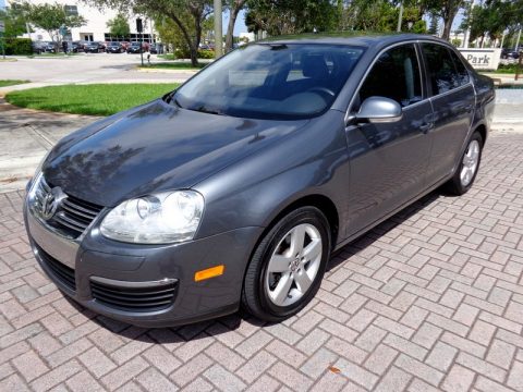Platinum Gray Metallic Volkswagen Jetta SE Sedan.  Click to enlarge.