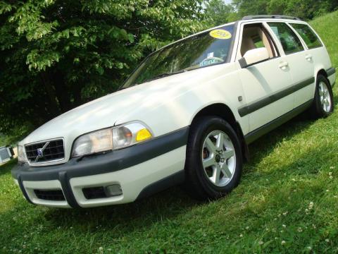 White Volvo V70 XC AWD.  Click to enlarge.