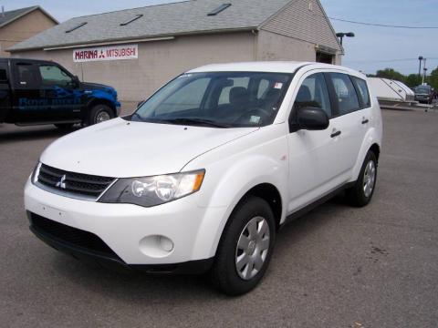 Diamond White Pearl Mitsubishi Outlander ES 4WD.  Click to enlarge.