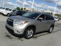 Front 3/4 View of 2015 Toyota Highlander Limited AWD #6