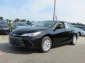 Front 3/4 View of 2017 Toyota Camry LE #3