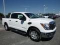 Front 3/4 View of 2017 Nissan Titan SV Crew Cab 4x4 #1