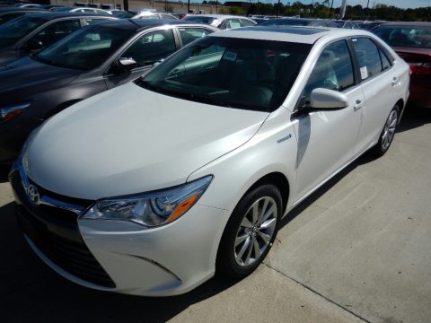 Blizzard White Pearl Toyota Camry Hybrid XLE.  Click to enlarge.