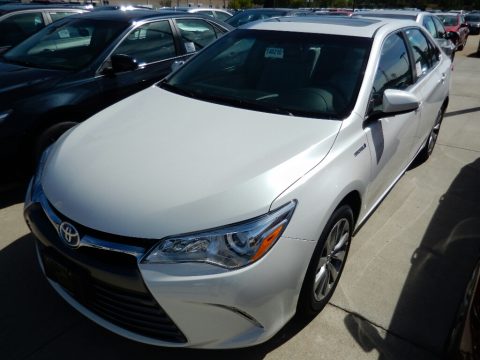 Blizzard White Pearl Toyota Camry Hybrid XLE.  Click to enlarge.
