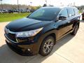 Front 3/4 View of 2016 Toyota Highlander XLE #1