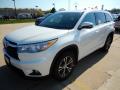 Front 3/4 View of 2016 Toyota Highlander XLE #1