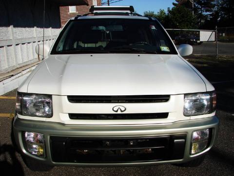 Arctic White Pearl Metallic Infiniti QX4 4x4.  Click to enlarge.