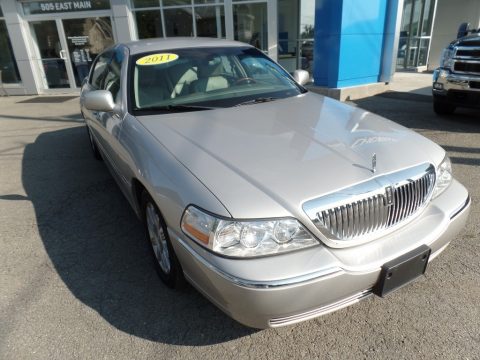 Silver Birch Metallic Lincoln Town Car Signature Limited.  Click to enlarge.