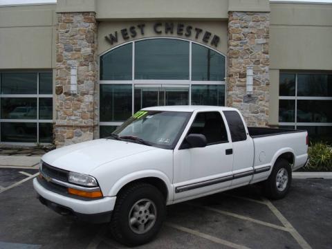 Summit White Chevrolet S10 LS Extended Cab 4x4.  Click to enlarge.
