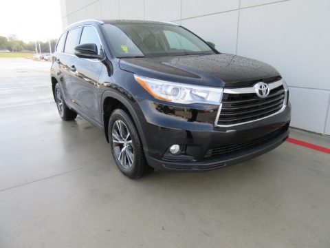 Midnight Black Metallic Toyota Highlander XLE.  Click to enlarge.