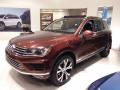 Front 3/4 View of 2017 Volkswagen Touareg V6 Exectutive #1