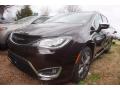 Front 3/4 View of 2017 Chrysler Pacifica Limited #1