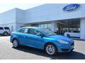 Front 3/4 View of 2017 Ford Focus SE Sedan #1