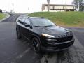 Front 3/4 View of 2017 Jeep Cherokee Altitude #4