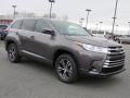 Front 3/4 View of 2017 Toyota Highlander LE #1