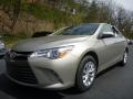 Front 3/4 View of 2017 Toyota Camry LE #4